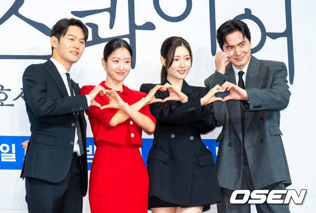 [OSEN=박준형 기자] 31일 오후 서울 신도림 더링크호텔에서 JTBC 새 토일드라마 ‘에스콰이어: 변호사를 꿈꾸는 변호사들’(극본 박미현 연출 김재홍) 제작발표회가 진행됐다. 정의롭고 당차지만 사회생활에 서툰 법무법인 율림의 신입 변호사 강효민(정채연 분)이 왜인지 온 세상에 냉기를 뿜어대지만 실력만큼은 최고인 파트너 변호사 윤석훈(이진욱 분)을 통해 완전한 변호사로 성장해 나가는 오피스 성장물로 오는 8월 2일 첫방송된다.배우 이학주와 전혜빈, 정채연, 이진욱이 포즈를 취하고 있다 .  2025.07.31 / soul1014@osen.co.kr