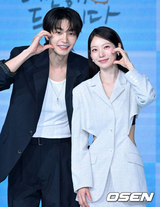 [OSEN=조은정 기자]29일 오후 서울 상암동 쇼킹케이팝센터에서 채널A 새 토일드라마 ‘여행을 대신해 드립니다’ 제작발표회가 열렸다.이날 행사에는 배우 공승연, 유준상, 김재영, 홍수현, 오현중, 강솔 감독이 참석했다.배우 김재영, 공승연이 포즈를 취하고 있다. 2025.07.29 /cej@osen.co.kr