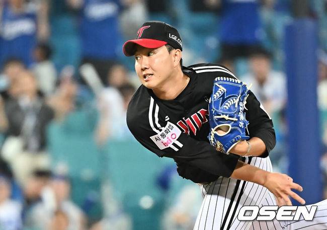 [OSEN=대구, 이석우 기자] 2일 대구삼성라이온즈파크에서 2025 신한 SOL 뱅크 KBO 리그 삼성 라이온즈와 LG 트윈스의 경기가 열렸다. 홈팀 삼성은 원태인이, 방문팀 LG는 에르난데스가 선발 출전했다. LG 트윈스 유영찬이 역투하고 있다. 2025.08.02 / foto0307@osen.co.kr
