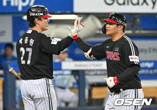 [OSEN=대구, 이석우 기자] 2일 대구삼성라이온즈파크에서 2025 신한 SOL 뱅크 KBO 리그 삼성 라이온즈와 LG 트윈스의 경기가 열렸다. 홈팀 삼성은 원태인이, 방문팀 LG는 에르난데스가 선발 출전했다. LG 트윈스 문보경이 7회초 1사 중월 솔로 홈런을 치고 하이파이브를 하고 있다. 2025.08.02 / foto0307@osen.co.kr