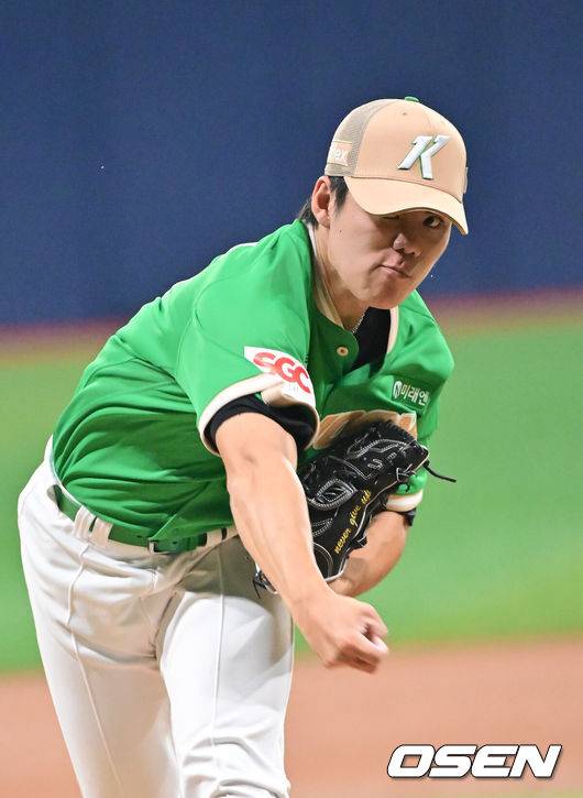 [OSEN=고척, 박준형 기자] 2일 오후 서울 고척스카이돔에서 ‘2025 신한 SOL BANK KBO리그’ 키움 히어로즈와 롯데 자이언츠의 경기가 진행됐다.이날 경기에서 키움은 김윤하를, 롯데는 나균안을 선발투수로 내세웠다.1회초 키움 선발투수 김윤하가 역투하고 있다.    2025.08.02 / soul1014@osen.co.kr