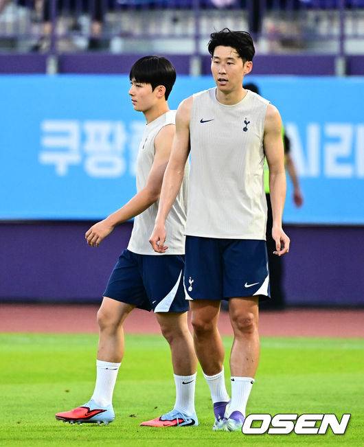 (OSEN = Anyang, Ji -Joon Ji) On the afternoon of the afternoon, the 2025 Kupang Play Series Tottenham Hufper Open Training was held at the Anyang Sports Complex. Tottenham will play a friendly match against Newcastle United in the second leg of the Kupang Play Series at the Seoul World Cup Stadium on the 3rd at 8 pm. It may be the last game of Son Heung -min's Tottenham, and Tottenham Son Heung -min and Yang Min -hyuk are training. 2025.08.02 / jpnews@osen.co.kr