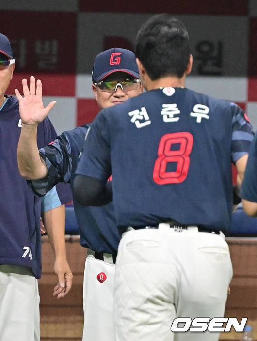 [OSEN=고척, 박준형 기자] 프로야구 롯데 자이언츠가 짜릿한 역전승으로 주말 3연전 1승 1패 균형을 맞췄다. 키움 히어로즈 김윤하는 16연패 탈출까지 아웃카운트 하나만 남겨뒀지만 팀이 충격적인 역전패를 당하고 말았다.롯데는 2일 서울 고척스카이돔에서 열린 ‘2025 신한은행 SOL Bank KBO리그’ 키움과의 경기에서 3-2 역전승을 거뒀다. 이날 승리로 주말 3연전 1승 1패 균형을 맞추는데 성공했다.&nbsp;경기종료 후 롯데 김태형 감독이 미소 지으며 동점타를 날린 전준우를 다독이고 있다.   2025.08.02 / soul1014@osen.co.kr