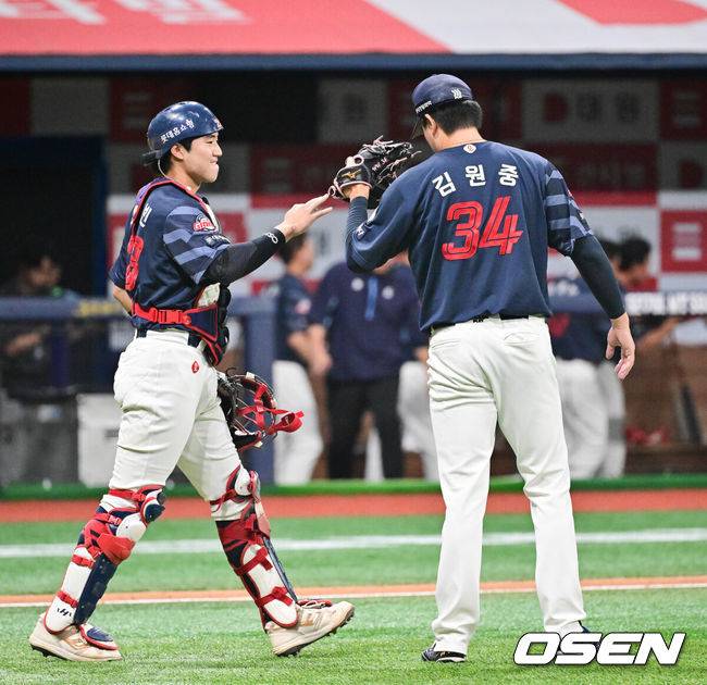 [OSEN=고척, 박준형 기자] 프로야구 롯데 자이언츠가 짜릿한 역전승으로 주말 3연전 1승 1패 균형을 맞췄다. 키움 히어로즈 김윤하는 16연패 탈출까지 아웃카운트 하나만 남겨뒀지만 팀이 충격적인 역전패를 당하고 말았다.롯데는 2일 서울 고척스카이돔에서 열린 ‘2025 신한은행 SOL Bank KBO리그’ 키움과의 경기에서 3-2 역전승을 거뒀다. 이날 승리로 주말 3연전 1승 1패 균형을 맞추는데 성공했다.&nbsp;경기종료 후 롯데 선수들이 승리의 기쁨을 나누고 있다. 2025.08.02 / soul1014@osen.co.kr