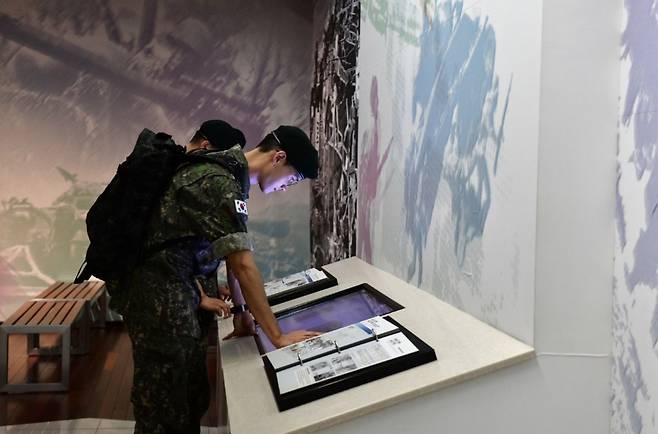 서울 용산 전쟁기념관을 찾은 국군 장병들이 전시물을 자세히 들여다보고 있다. 전쟁기념사업회 제공