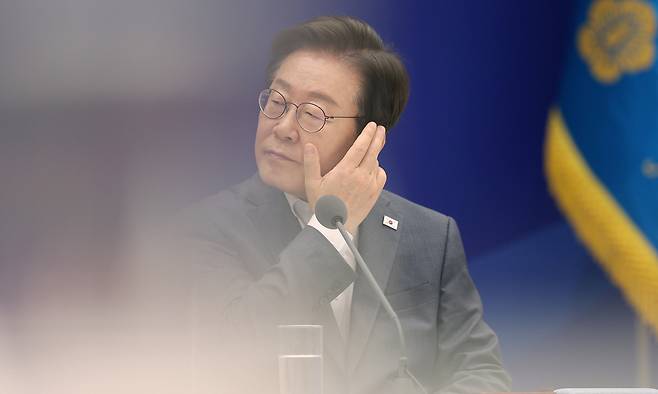 이재명 대통령이 1일 서울 용산 대통령실에서 열린 전국 시·도지사 간담회에서 생각에 잠겨 있다. 대통령실사진기자단