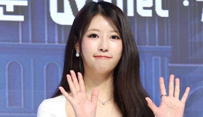 러블리즈 출신 가수 겸 방송인 이미주가 자신의 첫 차량을 공개하며 ‘영앤리치’ 면모를 드러냈다. 뉴스1