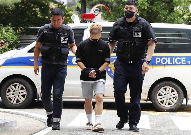 2일 오후 인천 미추홀구 인천지방법원에서 장인어른의 중요 부위를 흉기로 절단해 살해하려 한 혐의를 받는 30대 사위가 구속 전 피의자 심문(영장실질심사)를 받기 위해 출석하고 있다. 인천=뉴시스