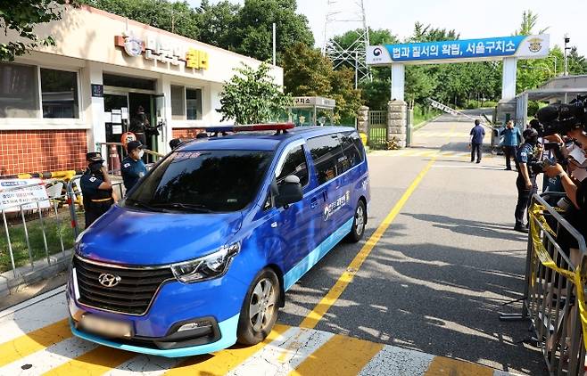 차량 오가는 서울구치소 - 김건희 여사 의혹을 수사하는 민중기 특별검사팀이 윤석열 전 대통령에 대한 채포영장을 집행에 실패한 1일 오전 경기 의왕시 서울구치소에서 차량이 이동하고 있다. 2025.08.01. 뉴시스