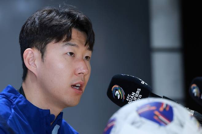 오만전 앞두고 기자회견하는 손흥민 - 2026 북중미 월드컵 아시아지역 3차 예선 B조 7차전 오만전을 하루 앞둔 한국 축구대표팀 손흥민이 19일 경기도 고양종합운동장에서 취재진 질문에 답하고 있다. 2025.3.19 연합뉴스
