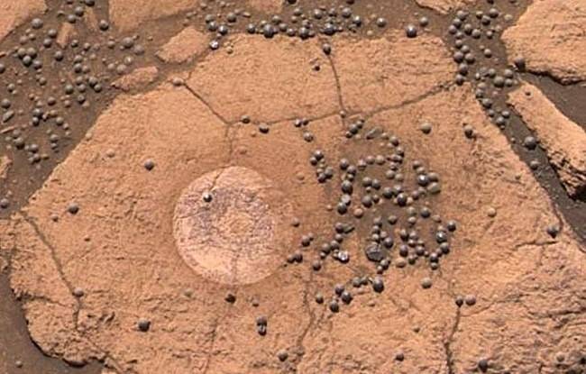 2004년 NASA의 오퍼튜니티 화성 탐사 로버가 ‘이글 크레이터’의 노두에서 적철광 자갈로 이루어진 ‘블루베리 접시’를 발견했다. 적철광은 과거 해당 지역에 물이 흘렀다는 증거다. NASA/JPL-Caltech
