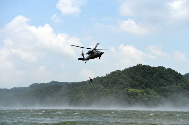 7월 24일 충북 음성군 맹동 저수지에서 진행된 공군 특수탐색구조대대 항공구조사(SART)의 구조 작전 훈련에 이현호 서울경제신문 기자가 조난 조종사 역할을 맡아 훈련 과정을 체험하고 있다. 사진 제공=공군