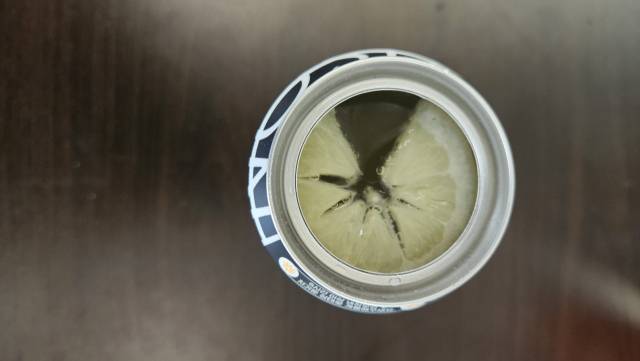 한장의 꽃잎이 빠진 지드래곤의 '데이지'와 같이 피스마이너스원 하이볼에 들어가 레몬 슬라이스에도 한 조각이 빠져 있다.