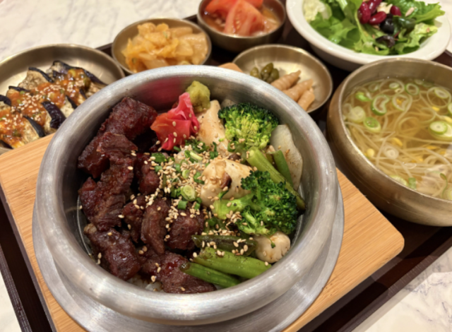 신세계푸드 래미안 원베일리에서 판매하고 있는 ‘스테이크 솥밥’. 김경택 기자