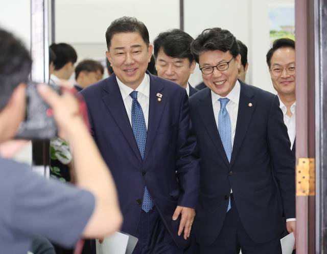 더불어민주당 김병기 당대표 직무대행 겸 원내대표, 진성준 정책위의장이 지난달 31일 서울 여의도 국회에서 열린 정책조정회의에 참석하고 있다. 연합뉴스
