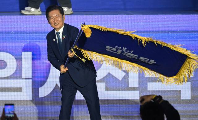 정청래 더불어민주당 신임 대표가 2일 경기 고양시 킨텍스에서 열린 제2차 임시전국당원대회에서 당기를 흔들고 있다. 고양=오승현 기자