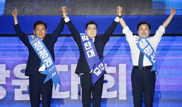 정청래(왼쪽부터)·박찬대 더불어민주당 대표 후보와 황명선 최고위원 후보가 2일 경기 고양시 킨텍스에서 열린 제2차 임시전국당원대회에서 당원들에게 인사하고 있다. 고양=오승현 기자