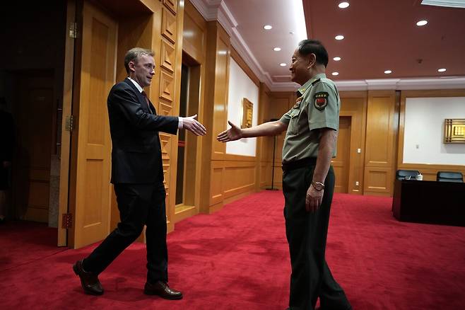 2024년 8월29일 베이징에서 만난 제이크 설리번 당시 백악관 국가안보보좌관과 장유샤 중앙군사위원회 제1부주석. ⓒEPA