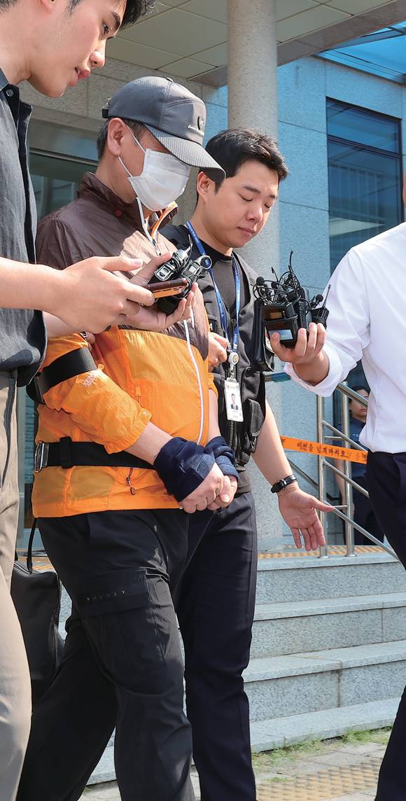 인천 송도에서 사제 총기로 아들을 살해한 60대 남성 조아무개씨가 7월30일 검찰로 송치되고 있다. ⓒ연합뉴스