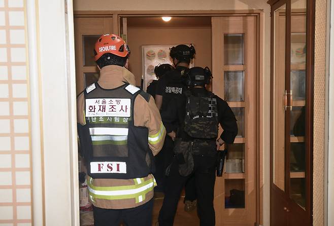 경찰이 7월21일 집에 폭발물을 설치했다는 피의자 진술을 토대로 서울 도봉구 피의자 자택을 수색하고 있다. ⓒ연합뉴스