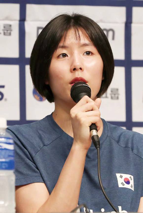 이재영이 2019년 7월 여자 국가대표 배구팀 미디어데이에서 취재진 질문에 답하고 있다. ⓒ뉴시스
