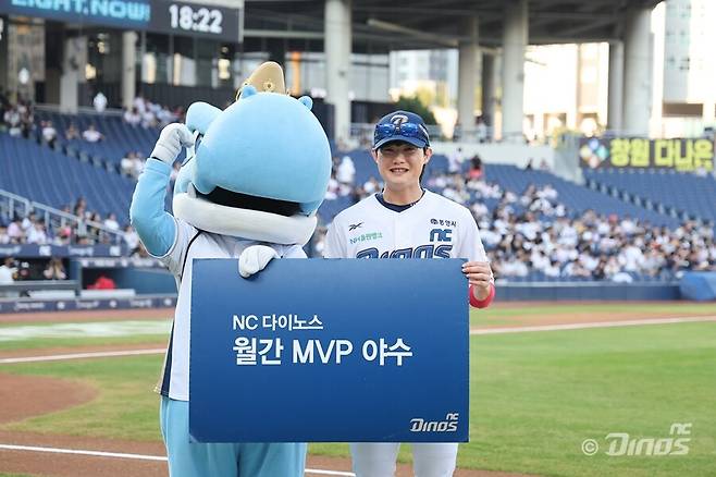 ▲ NC 다이노스 7월 자체 MVP 야수 부문 수상자 최정원. ⓒ NC 다이노스