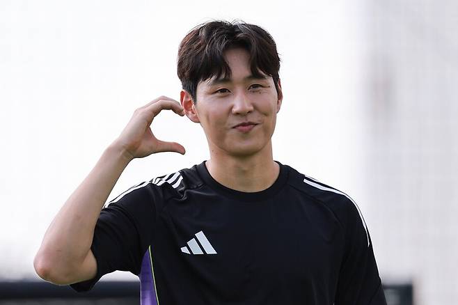 ▲ 프랑스 프로축구 파리 생제르맹 이강인이 2일 서울 용산구 현대아이파크몰 더베이스에서 열린 '강인 메이드 미 두 잇'(KANGIN MADE ME DO IT) 행사에 참석해 풋살 이벤트 경기에 앞서 몸을 풀고 있다. ⓒ연합뉴스