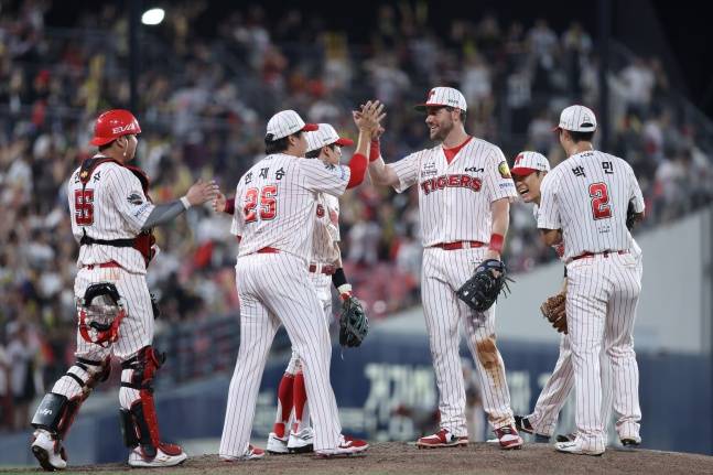 KIA 선수단이 1일 광주 한화전 승리 후 기뻐하고 있다. /사진=KIA 타이거즈 제공