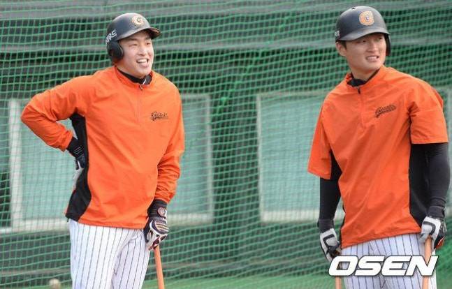 롯데 시절의 손아섭(왼쪽)과 안중열.