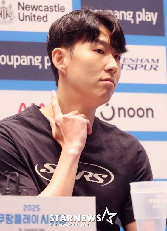 손흥민이 2일 여의도 TWO IFC에서 열린 2025 쿠팡플레이 시리즈 2경기 기자회견에서 취재진의 질문을 듣고 있다. /사진=김진경 대기자