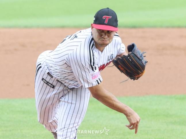 2025 신한 SOL Bank KBO리그 LG 트윈스 대 SSG 랜더스 경기가 12일 서울 잠실야구장에서 열렸다.  LG 선발 치리노스가 역투하고 있다. /사진=김진경 대기자