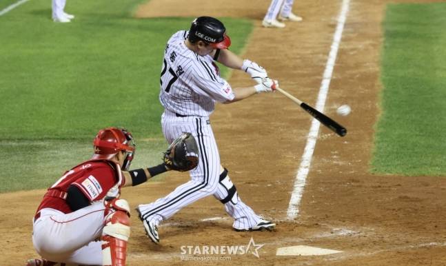 2025 신한 SOL Bank KBO리그 LG 트윈스 대 SSG 랜더스 경기가 12일 서울 잠실야구장에서 열렸다.  LG 박동원이 5회말 2사 1,3루에서 대타로 나와 주자일소 역전 2타점 적시 2루타를 날리고 있다. /사진=김진경 대기자