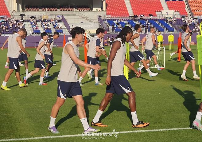 손흥민(왼쪽) 제드 스펜스. /사진=박재호 기자