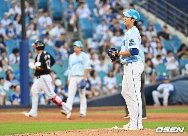 삼성 원태인(오른쪽)이 2일 대구 LG전 5회초 박동원에게 솔로 홈런을 맞고 아쉬워하고 있다.