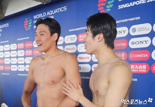 1일 오후 싱가포르 칼랑의 세계수영선수권대회 아레나에서 열린 2025 국제수영연맹 싱가포르 세계수영선수권대회 남자 자유형 50m 준결승 스윔 오프, 지유찬이 21초66로 이스라엘의 메이론 체루티를 0.08초 차로 따돌리고 결승에 올랐다. 지유찬의 결승 진출 이후 믹스트존에서 경기를 지켜보던 김영범(왼쪽)과 황선우(오른쪽)가 기뻐하고 있다. 칼랑(싱가포르), 유준상 기자