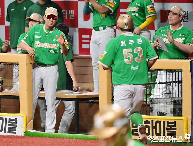 설종진(왼쪽) 키움 히어로즈 감독 대행이 2일 서울 고척스카이돔에서 열린 롯데 자이언츠와의 경기에서 1회말 득점 후 더그아웃으로 복귀하는 최주환을 격려하고 있다. 사진 김한준 기자