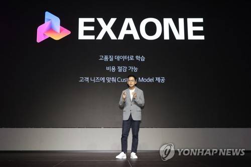 LG, 초거대AI '엑사원 2.0' 공개…"신소재·신약개발에 활용  (서울=연합뉴스) 류효림 기자 = 배경훈 LG AI연구원장이 19일 서울 강서구 마곡동 LG사이언스파크에서 열린 LG AI 토크콘서트에서 AI 플랫폼 '엑사원 2.0'(EXAONE 2.0)을 소개하고 있다. 2023.7.19 ryousanta@yna.co.kr