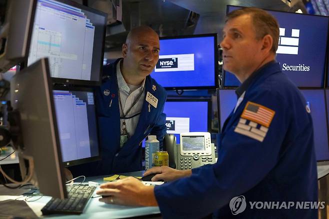 뉴욕 증권거래소의 트레이더 [AP 연합뉴스 자료사진. 재판매 및 DB 금지]