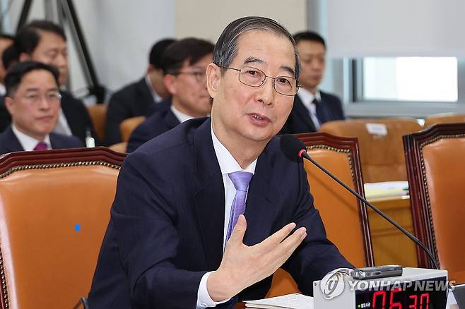 답변하는 한덕수 전 총리 [연합뉴스 자료사진]