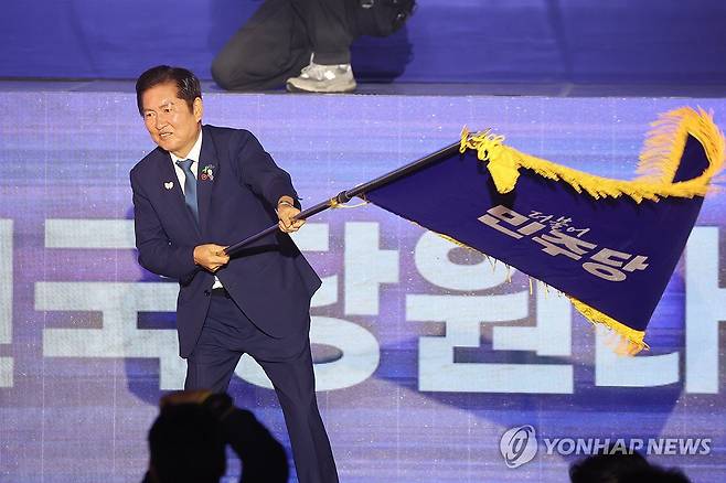 당기 흔드는 정청래 신임 당대표 (고양=연합뉴스) 김주성 기자 = 더불어민주당 정청래 신임 당대표가 2일 고양 킨텍스에서 열린 전국당원대회에서 김병기 당대표 직무대행 겸 원내대표로부터 받은 당기를 흔들고 있다. 2025.8.2 utzza@yna.co.kr