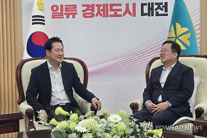 대화하는 장동혁ㆍ이장우 (대전=연합뉴스) 김준범 기자 = 국민의힘 당 대표 선거에 나선 장동혁 의원(왼쪽)이 31일 오후 대전시 서구 둔산동 대전시청에서 이장우 대전시장을 만나 대화하고 있다. 2025.7.31 psykims@yna.co.kr