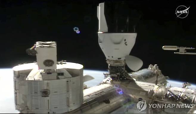 2일 ISS에 도킹한 스페이스X 우주캡슐 [AP=연합뉴스/NASA·스페이스X 제공. 재판매 및 DB 금지]