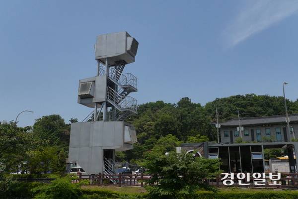 안양예술공원 공영주차장 한쪽에 우뚝 서 있는 포르투갈 작가 디디에르 피우자 파우스티노의 작품 ‘1평 타워’. 2025.7.31 안양/박상일기자 metro@kyeongin.com