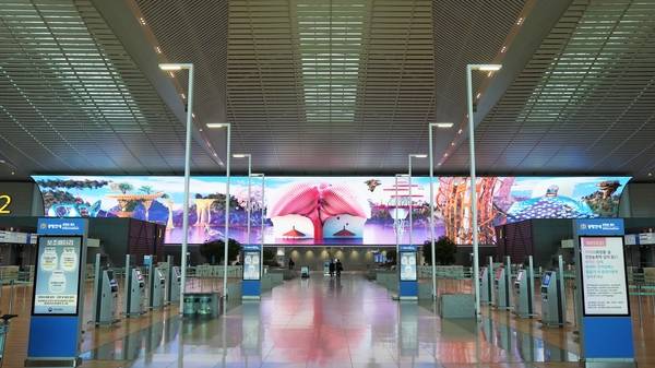 인천국제공항 일대에서 진행 중인 공공미술 기획전 ‘필링 : 코드’ 전시 모습. /인천국제공항공사 제공