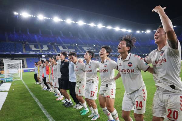K리그1 수원FC가 울산HD에 3-2 역전승을 거두고 팬들과 기뻐하고 있다. 2025.8.2 /한국프로축구연맹 제공