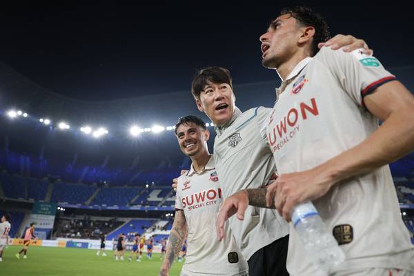 김은중 수원FC 감독이 윌리안(왼쪽), 루안과 승리를 기뻐하고 있다. 2025.8.2 /한국프로축구연맹 제공