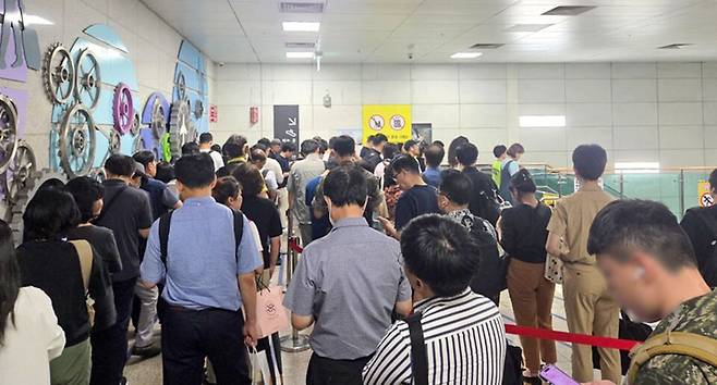 ▲ 7월 18일 오후 5시 30분 퇴근시간 김포골드라인 김포공항역 모습. 승객들이 지하철 승강장이 아닌 개찰구부터 승차를 위한 긴 대기 줄에 서 있다.