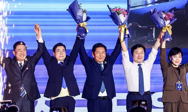 ▲ 지난 2일 경기도 일산 킨텍스 제2전시장에서 열린 '더불어민주당 제2차 임시전당대회'에서 정청래(가운데) 더불어민주당 당대표 후보가 박찬대(왼쪽 두 번째) 후보를 이기고 당대표로 선출되자 지도부들과 함께 기념촬영을 하고 있다. /이호윤 기자 256@incheonilbo.com