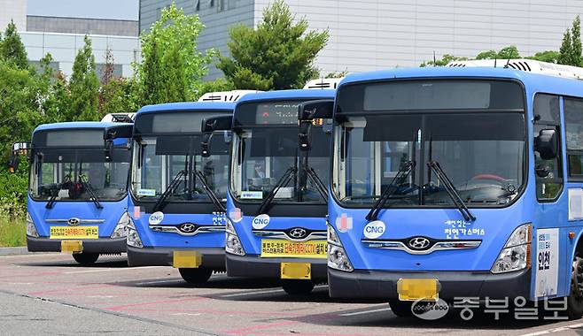 인천의 한 시내버스 차고지에 시내버스들이 주차돼 있다.정선식기자