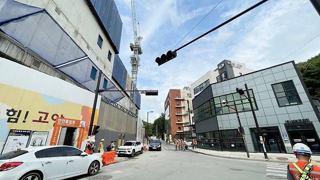 초고압선 인입 노선 변경에 따른 도로굴착 강행으로 문제를 빚고 있는 '고양 삼송 이지스 데이터센터' 현장 앞 도로